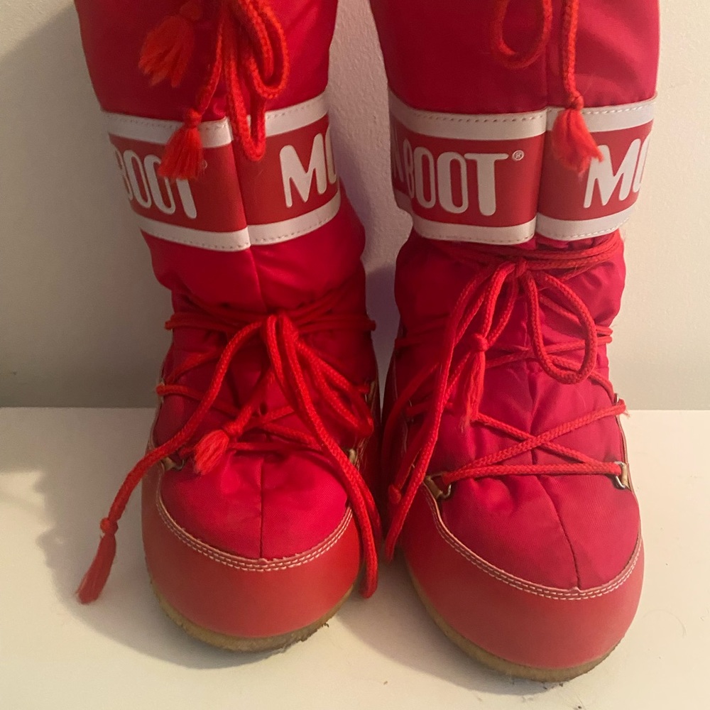 Original Vintage Moon Boots. Women’s size 6.5. EU 37 Red. Pre-owned.Size 6.5-7